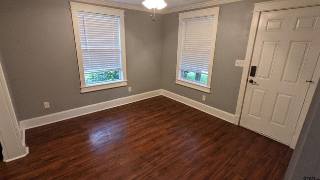 Photo - 2009 W Shaw St