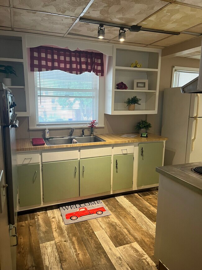 Photo - 402 S Memorial Dr Unidad 3 Built in Bookcases