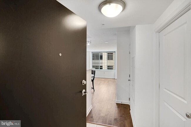 Building Photo - 851 N Glebe Rd Unit 418