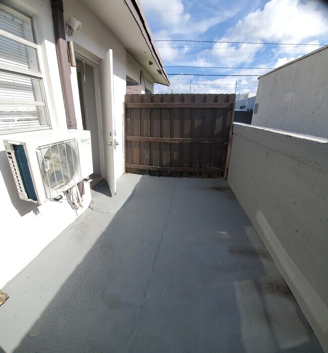 Photo - 215 SW 16th St Unit 4