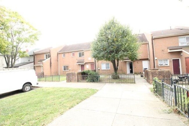 Building Photo - Renovated townhome with central air and off-street parking Unit 306 Stanaford