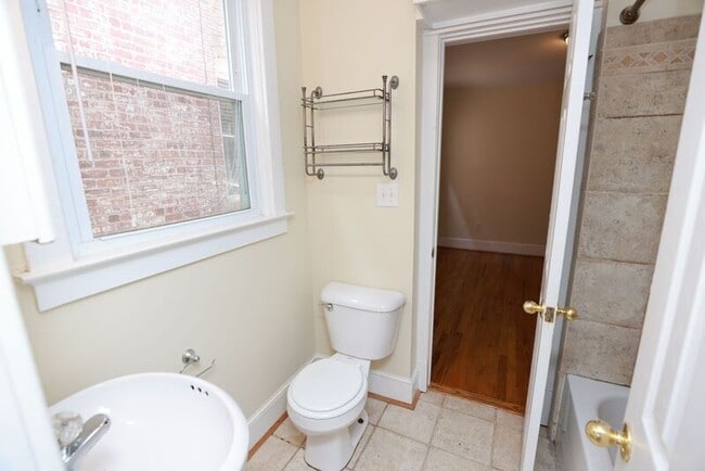 Photo - 1400 Bainbridge St Unit B