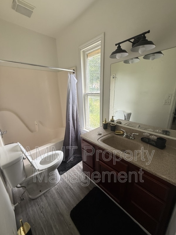 Photo - 1838 J Ave NE