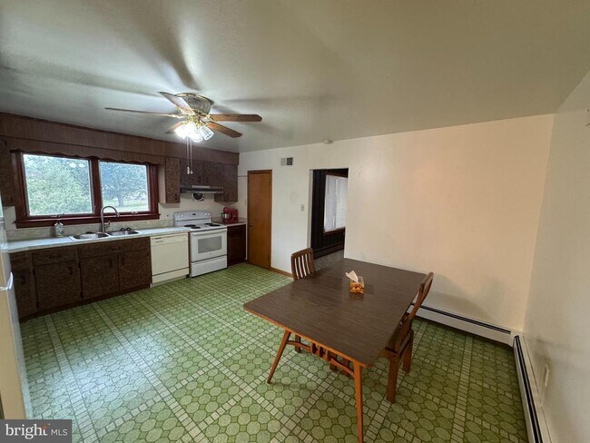 Photo - 1305 Hawthorne Ln