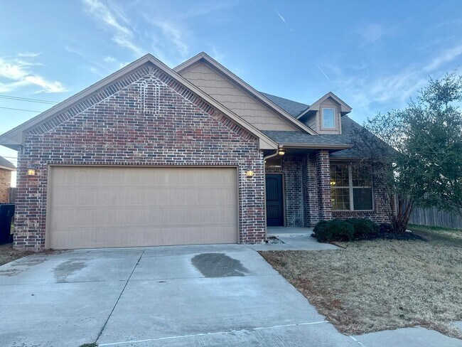 Building Photo - Spacious 4 Bed 2.5 Bath Home! New Flooring and Paint!