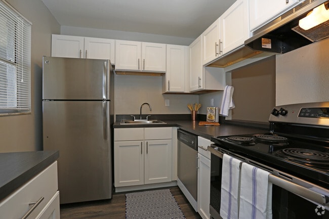 1BR, 1BA - 653 SF - Kitchen - Atlas at Bay Point