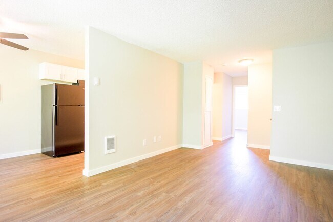 Building Photo - 1555 SE Stark St Unit 1555