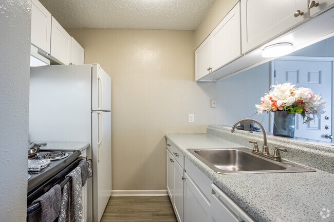 1BR, 1BA - 616 SF - Kitchen - Northwood Village Apartments