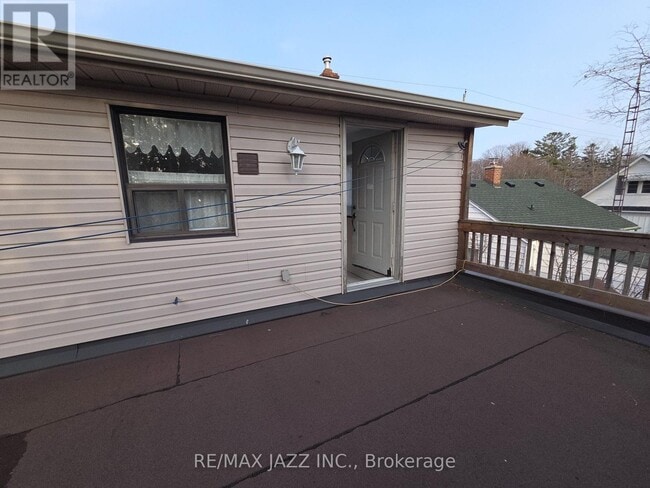 Photo - 132 Victoria St N