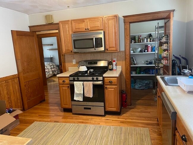 Building Photo - 9 Herbertson Rd Unit 1