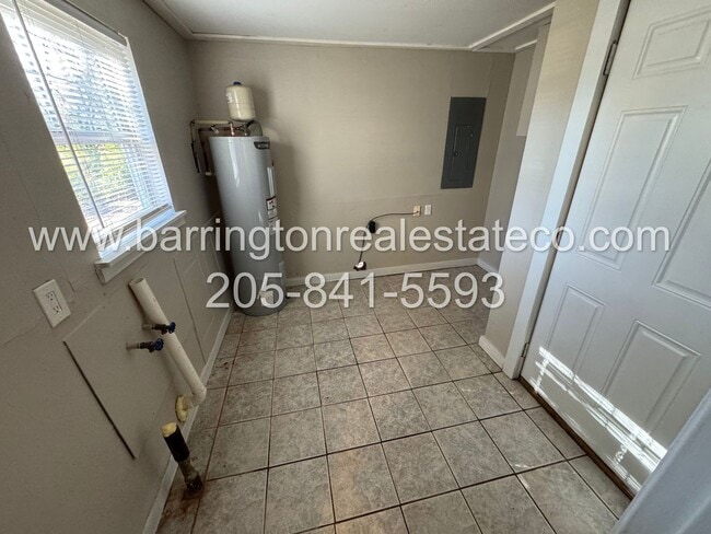 Photo - 1656 Roberts St SW