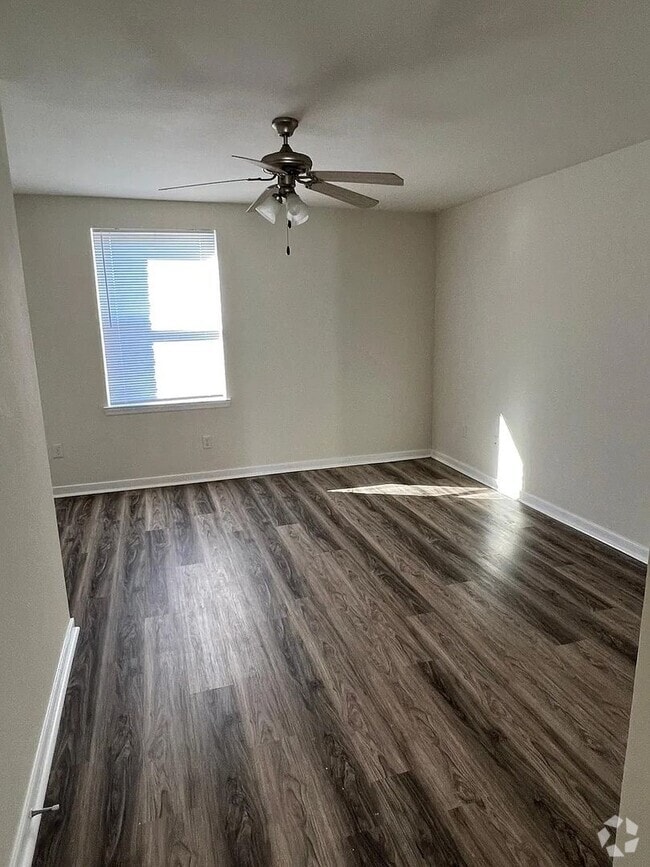 Building Photo - Freshly Updated | 2 Bed 1 Bath | E. Richmo... Rental