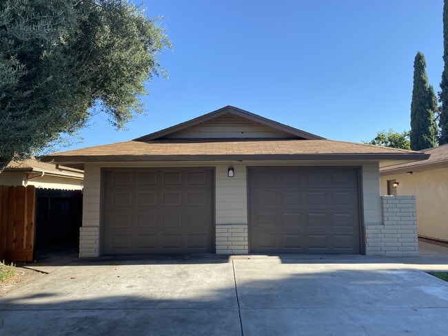 Building Photo - 1605 E Rumble Rd Rental
