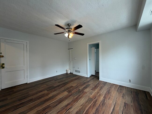 Photo - 3727 N Pine Grove Ave Unidad 408