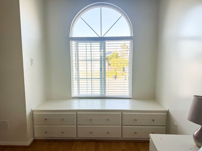 This is a large room for rent - 2926 W 227th St Unidad 1