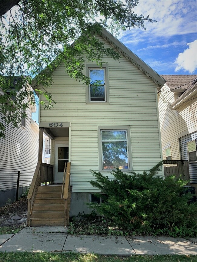 Building Photo - 604 E Mifflin St Rental