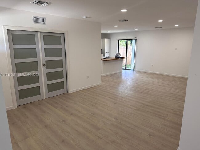 Photo - 574 NW 7th St