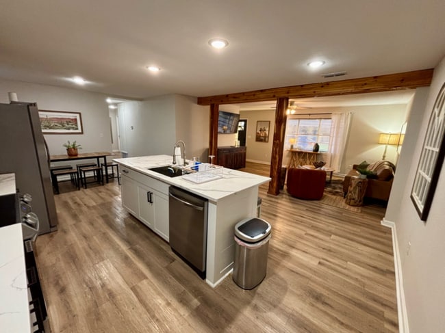 Photo - 1528 E Devine St