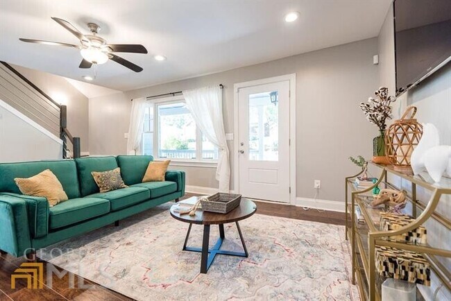 Photo - 938 Alloway Pl SE