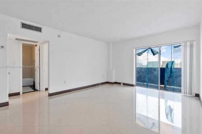 Photo - 400 Kings Point Dr Unidad 1425