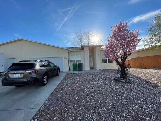 Building Photo - 1825 Estates Dr