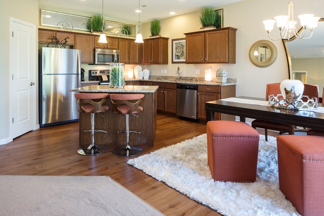 Cocina con isla del Sydney - The Villages of Whitewater Townhomes