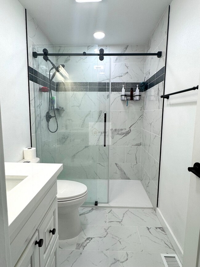 Photo - Updated 2 Bed, 1 Bath | South Beacon Hill | Private Patio + Parking Unidad South Beacon  A