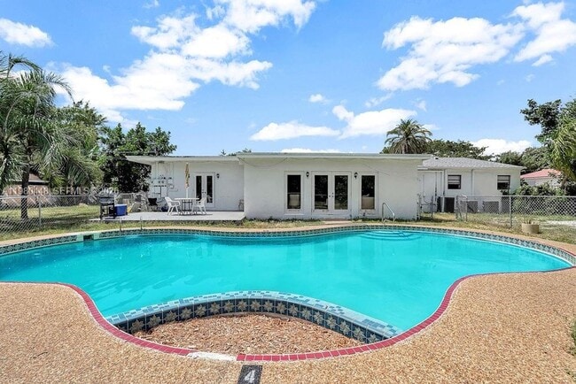 Photo - 2417 Pierce St