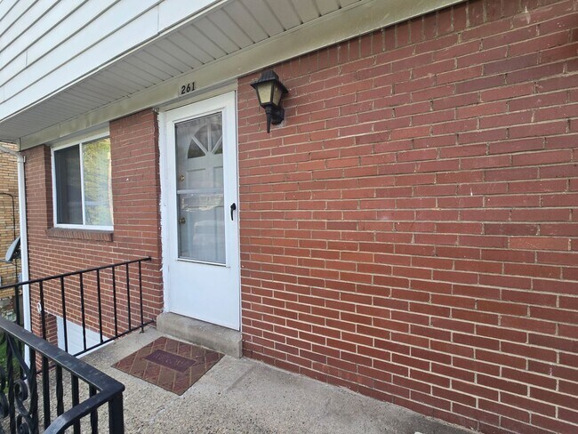 Photo - 3 Bedroom Townhouse - Penn Hills School District - Available NOW! Unidad 261UNIV