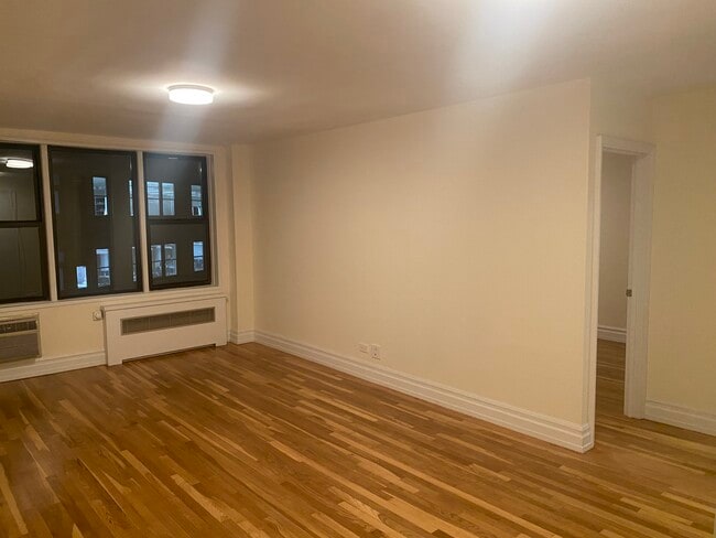 319 W 13th St