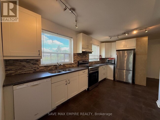 Photo - 1560 Sandgate Crescent