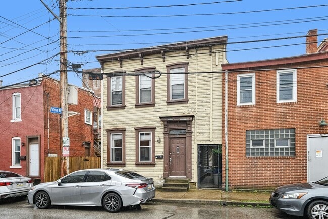 Building Photo - 1606 Bingham St Unit 1606 Bingham Floor 1 Rental