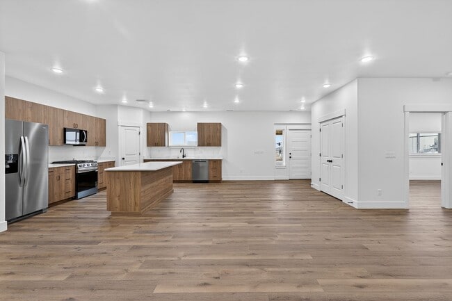 Building Photo - L199ER Unit #1 - UPSTAIRS