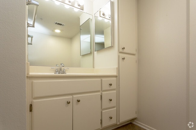 1BR, 1BA - 873 SF