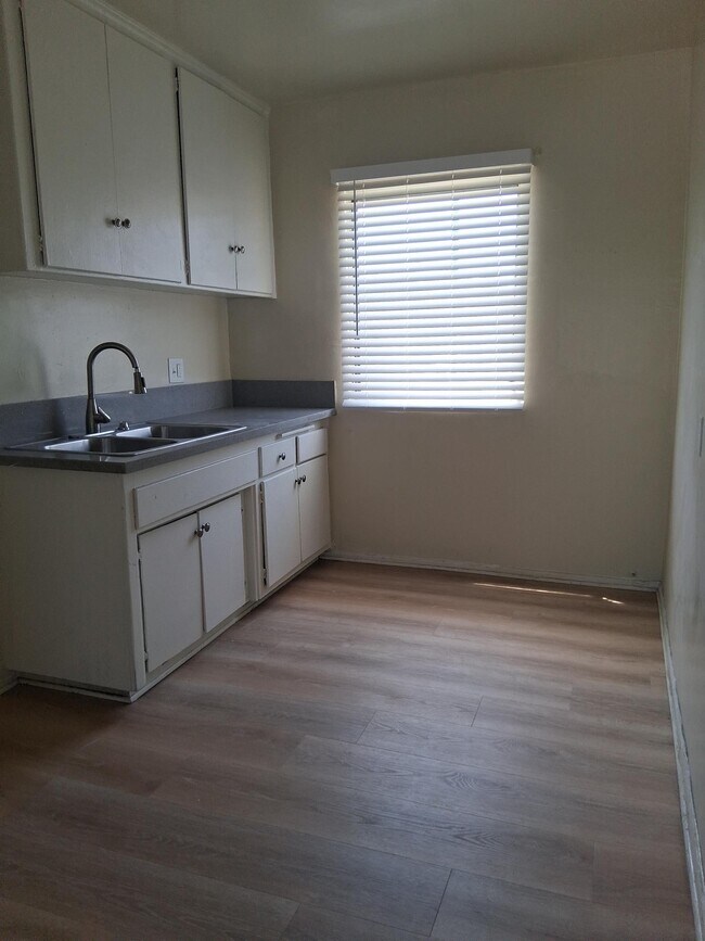 11256 Raymond Ave Unit 8