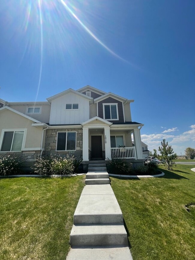 Building Photo - Newer Santaquin Townhome