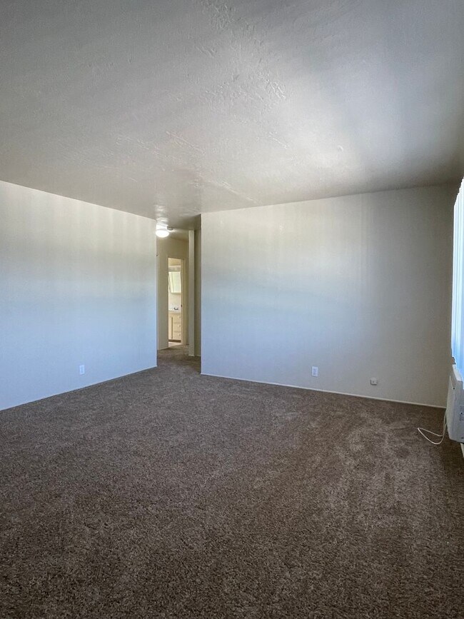 Photo - SPACIOUS 2 BED 1 BATH UPSTAIRS UNIT THAT O... Unidad 1565-08