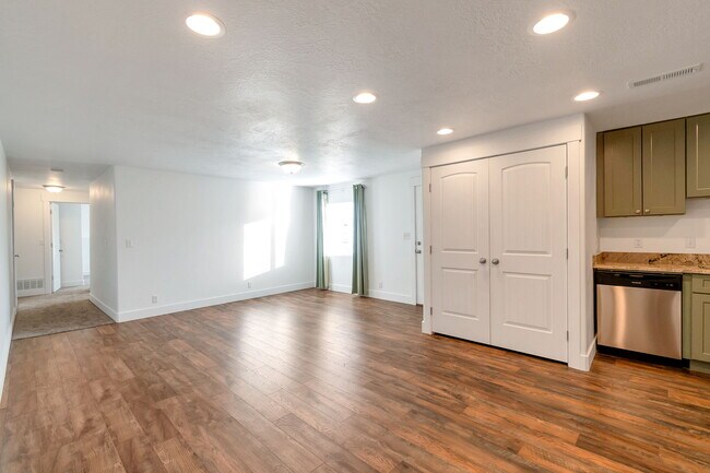 Photo - 1655 S Longview Rd