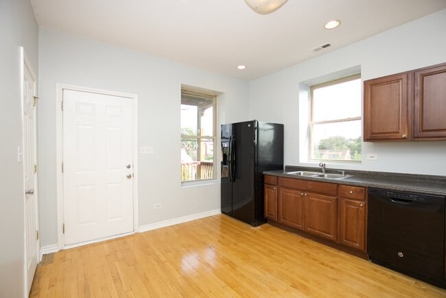 Photo - 2537 N Kildare Ave Unit 4