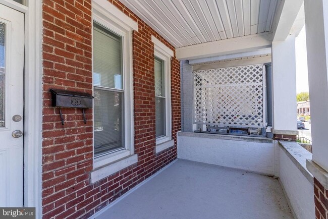 Photo - 551 E 38th St