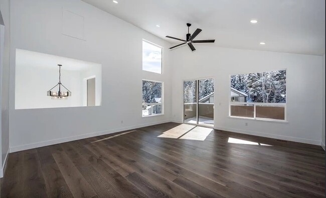 Photo - 570 Aspen Dr