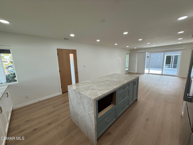 Photo - 102 W Alta Green