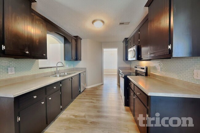 Photo - 1612 Broad Cir