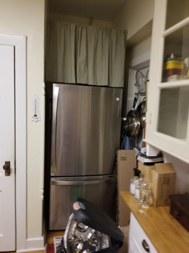 Kitchen - 101 W 39th St Unit D1