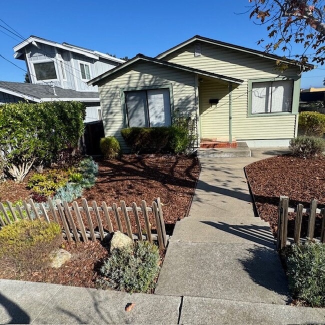 Building Photo - Cozy Monterey Home!