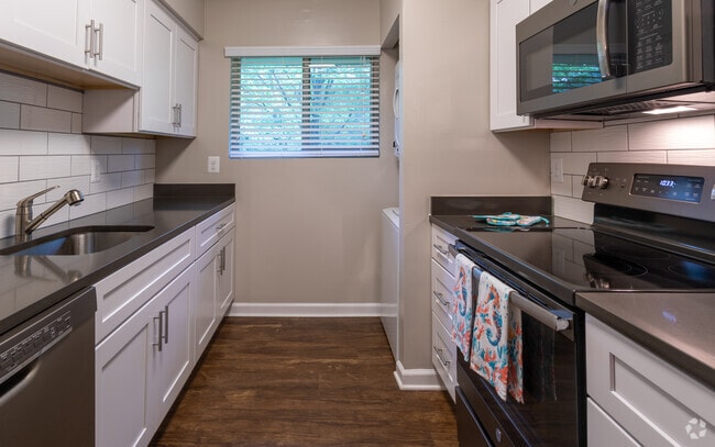 1BR, 1BA - 781 SF - Huntington Square