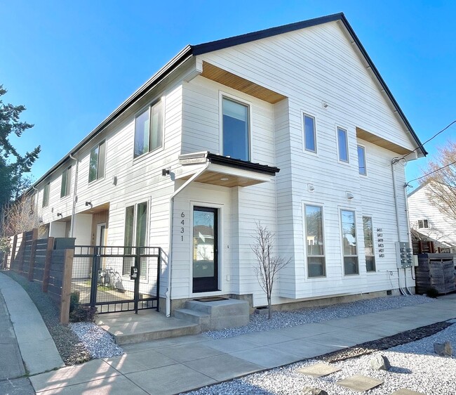 Building Photo - Beautiful townhouse with 2 en-suite bedroo...