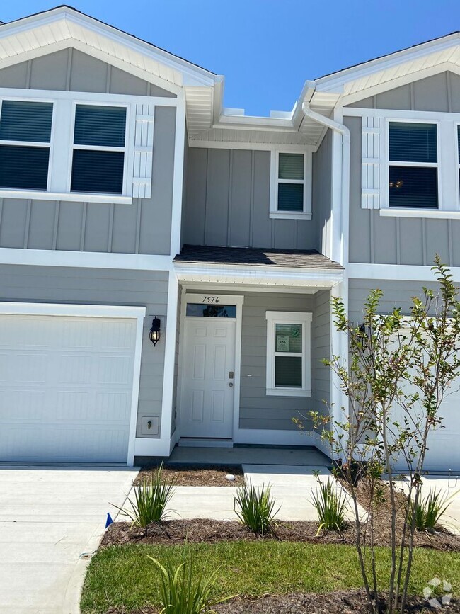 Building Photo - COMMUNITY POOL! Close to Navy base, beach,... Rental