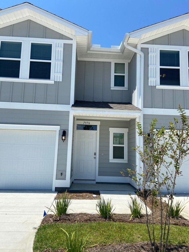 Building Photo - COMMUNITY POOL! Close to Navy base, beach,... Rental
