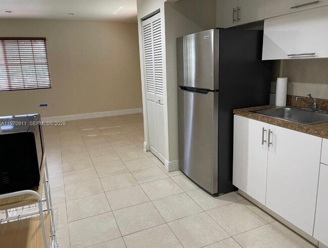 Photo - 861 E 14th St Unidad 0